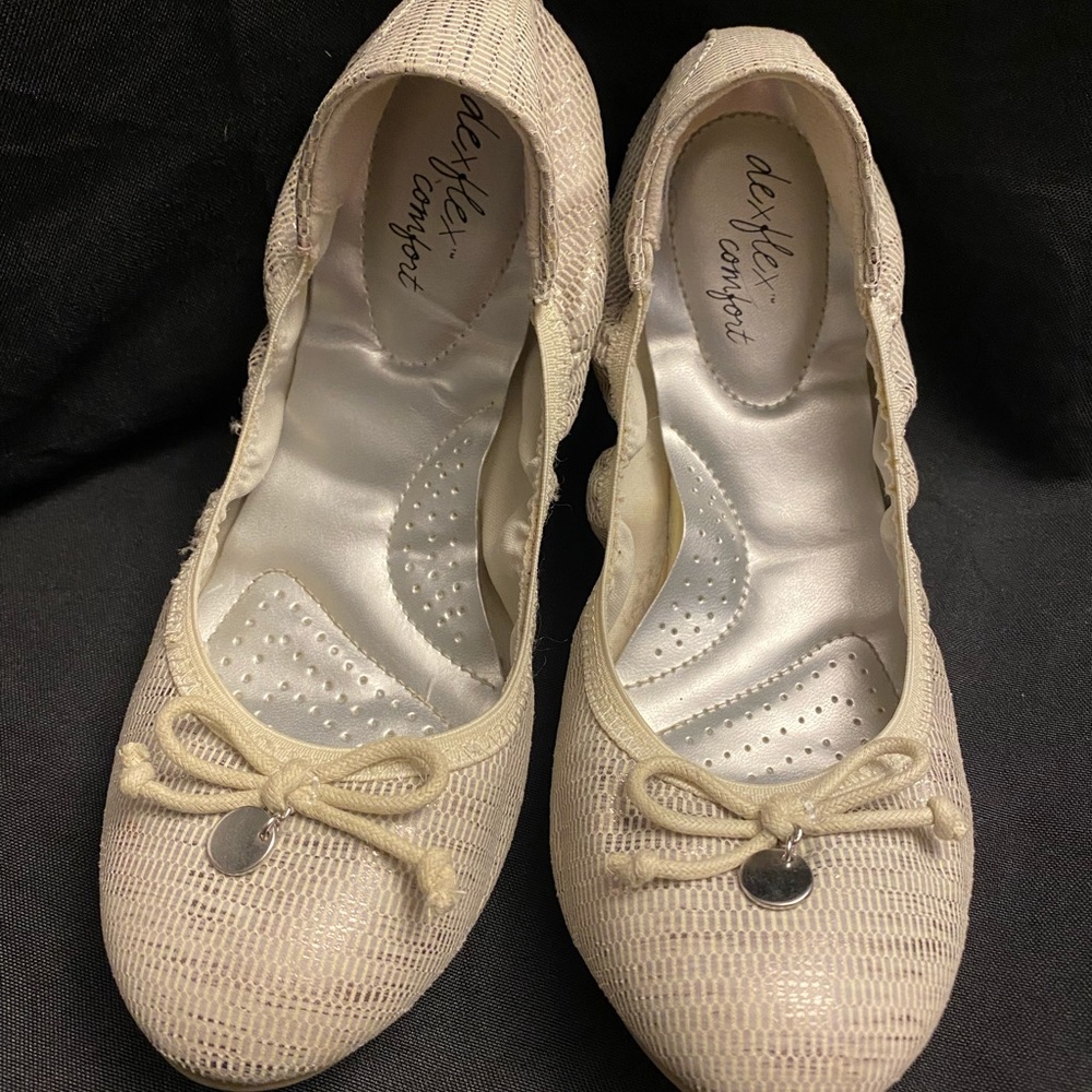 Dexflex Comfort -White/Shimmer Silver w/Charm, Size:7-1/2 W, Pre-Owned